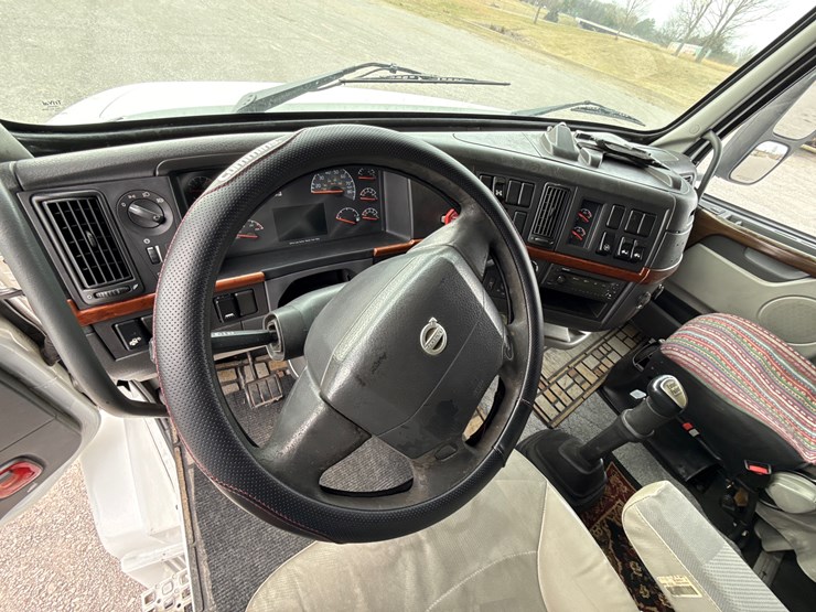 #30941-•-2010-volvo-vnl-tandem-axle-truck-tractor-image-33