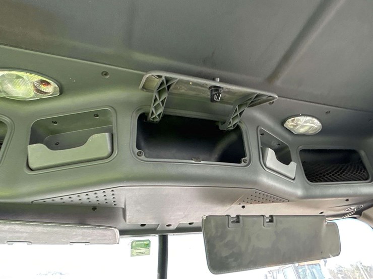 2013-freightliner-cascadia-125-image-24