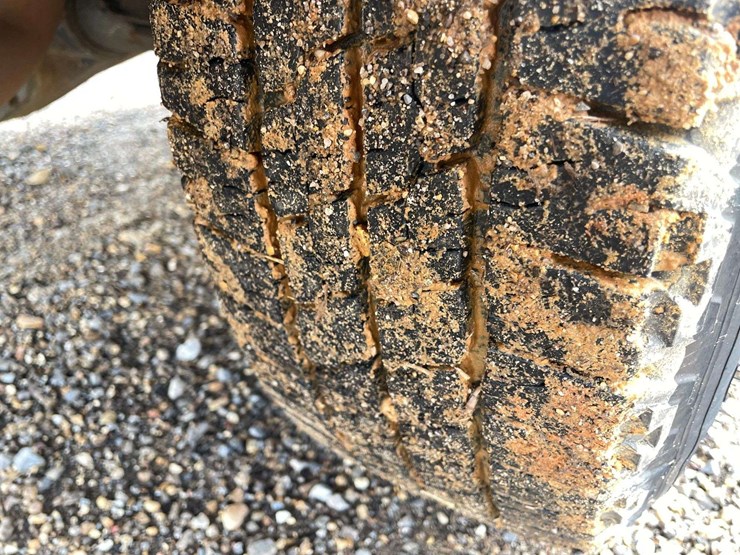 2014-ford-cargo-image-21