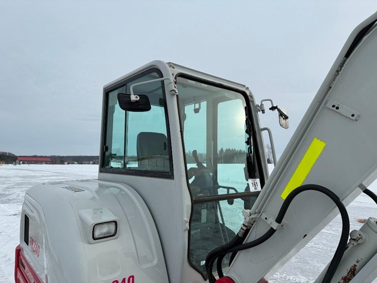 takeuchi-tb240-image-15