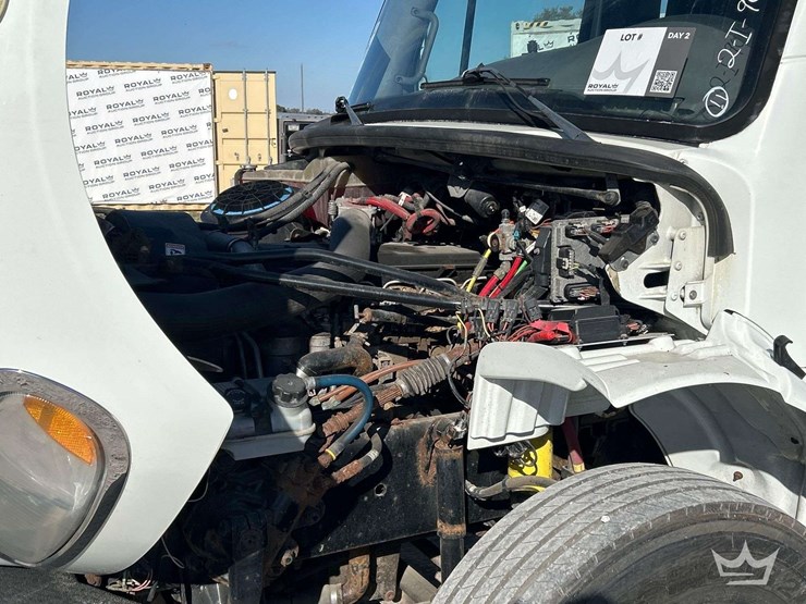 2017-freightliner-m2-106-image-7