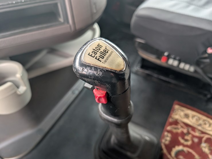 #30942-•-2015-volvo-vnl-tandem-axle-truck-tractor-image-10