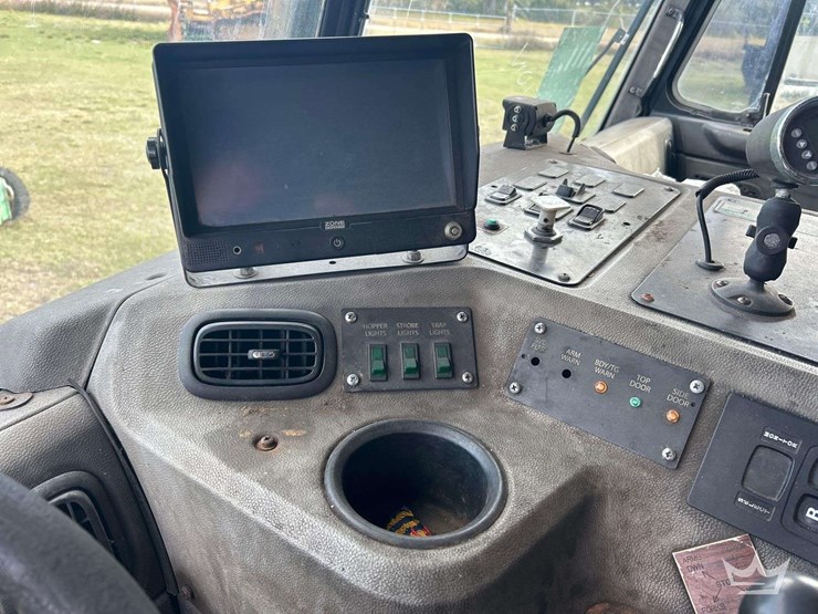 2016-peterbilt-320-image-13