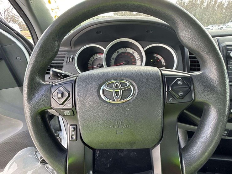 2015-toyota-tacoma-image-12