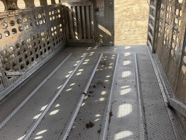 2018-wilson-livestock-trailer-image-18