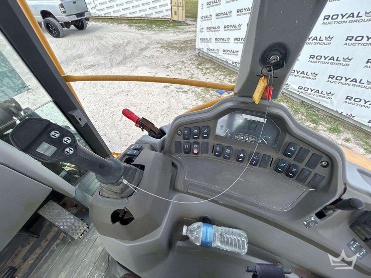 2013-volvo-bl70b-image-26