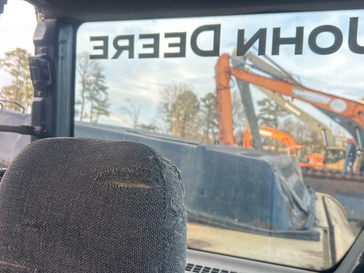 deere-240d-lc-image-7