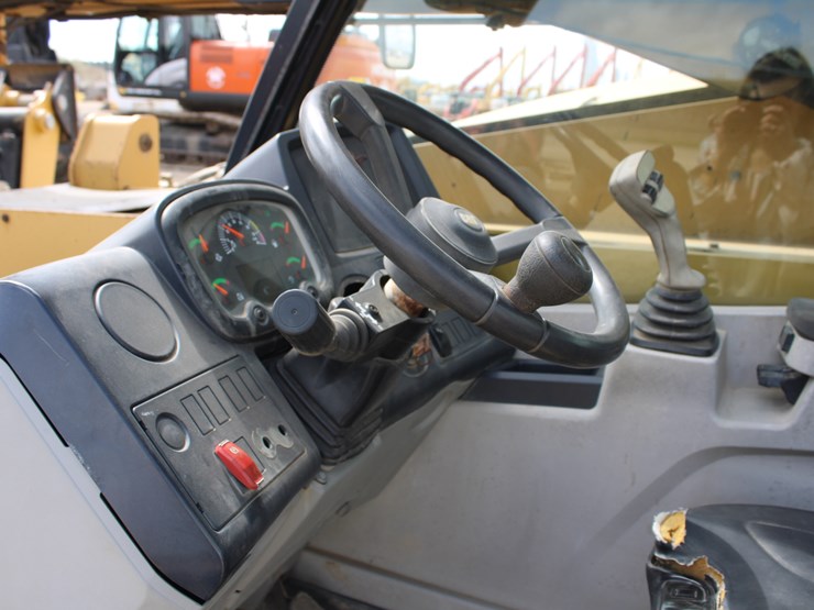 2015-caterpillar-tl1055-image-5