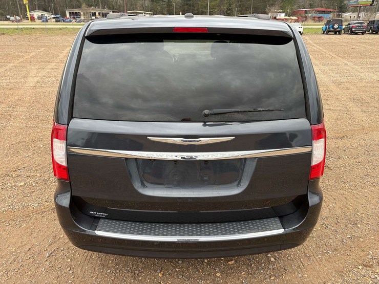 2014-chrysler-town-&-country-image-6