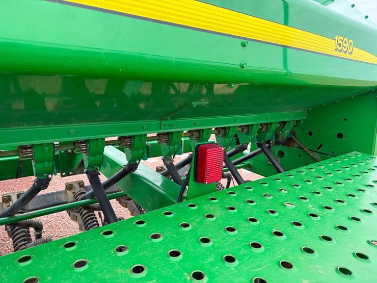 2010-john-deere-1590-image-41