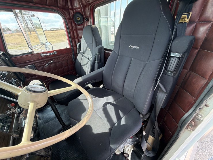 1981-peterbilt-359-image-12