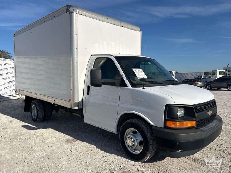 2017-chevrolet-express-3500-image-2