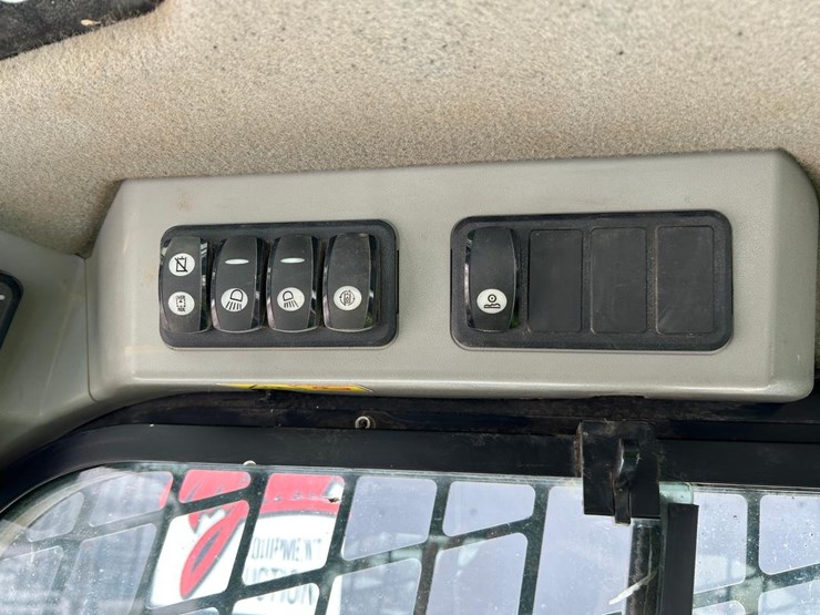 2015-caterpillar-299d-image-22