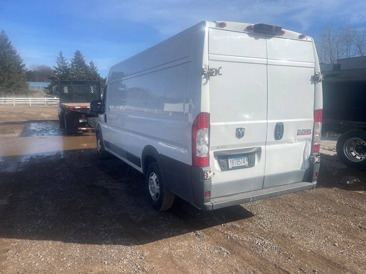 2016-dodge-3500-image-2