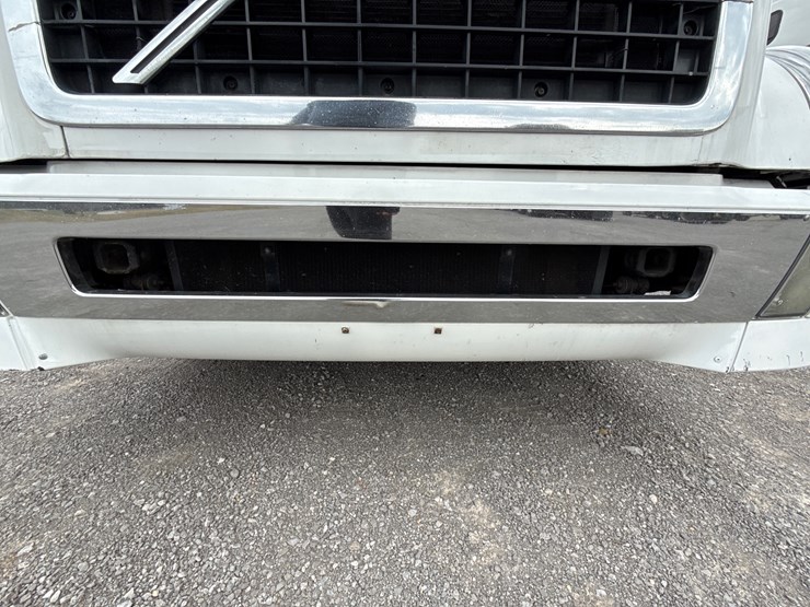 #30941-•-2010-volvo-vnl-tandem-axle-truck-tractor-image-16