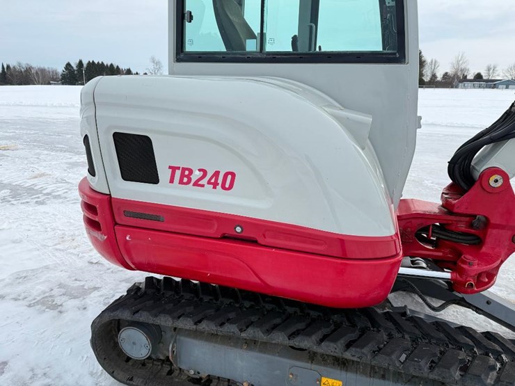 takeuchi-tb240-image-16