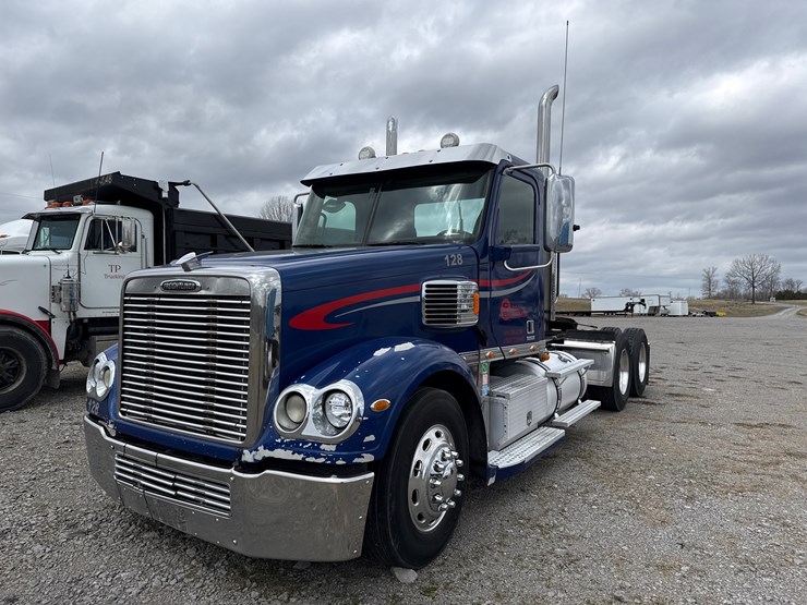 #30930-•-2012-freightliner-coronado-tandem-axle-truck-tract-image-1