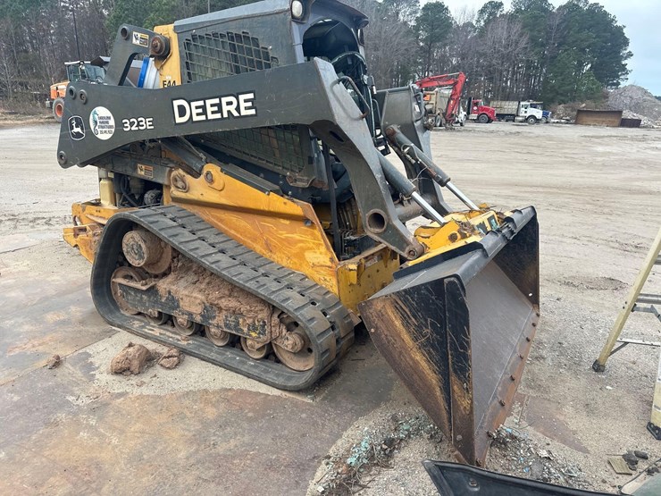 deere-323e-image-1