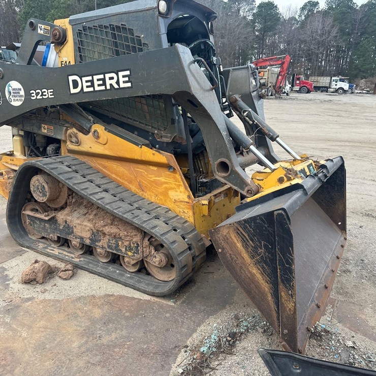 DEERE 323E