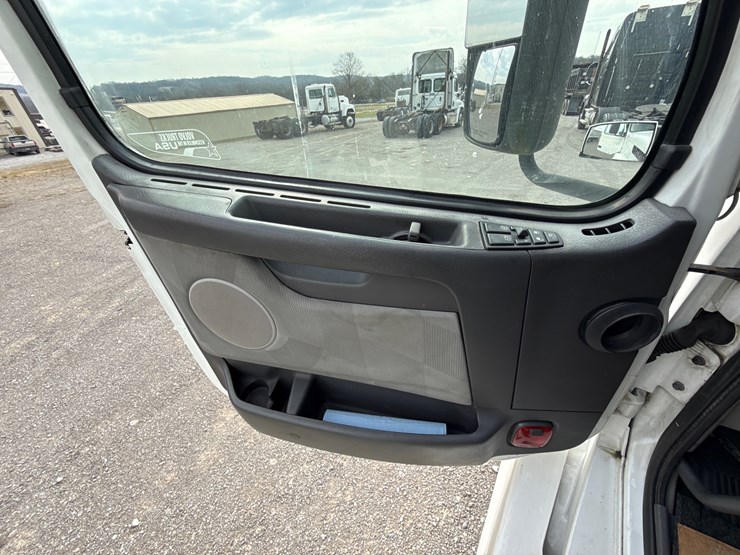 #30939-•-2012-volvo-vnl-tandem-axle-truck-tractor-image-28