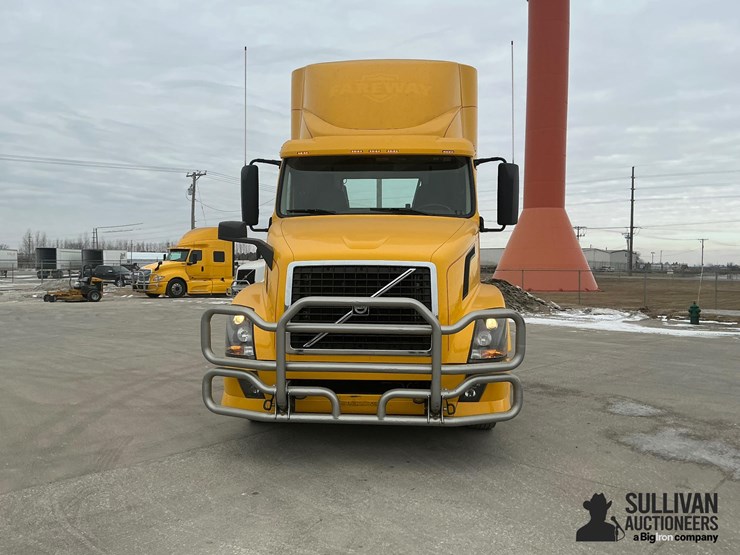 2017-volvo-vnl64t300-image-2