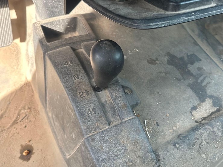 2016-chevrolet-4x4-crew-cab-service-body-truck-image-13