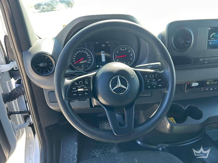 2022-mercedes-benz-sprinter-1500-image-11