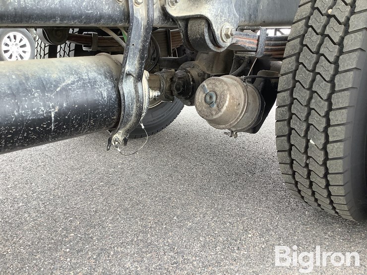 2003-freightliner-m2-106-image-19