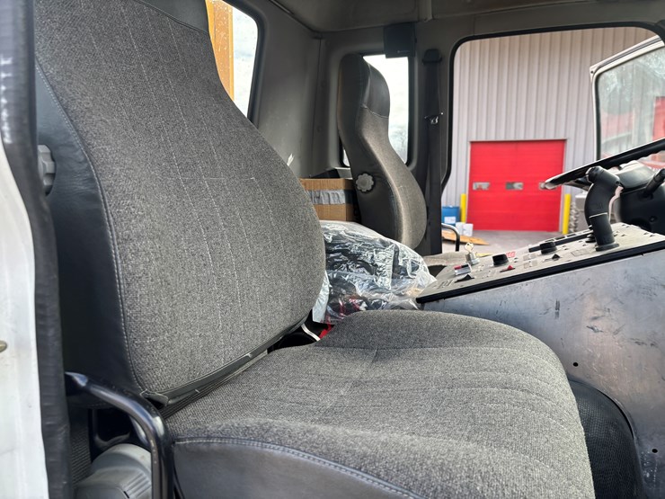 2005-gmc-t7500-image-17