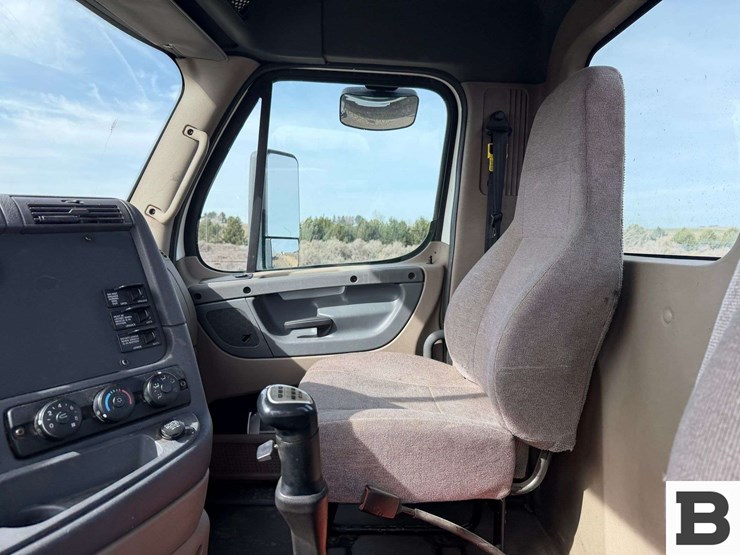 2017-freightliner-cascadia-125-image-60