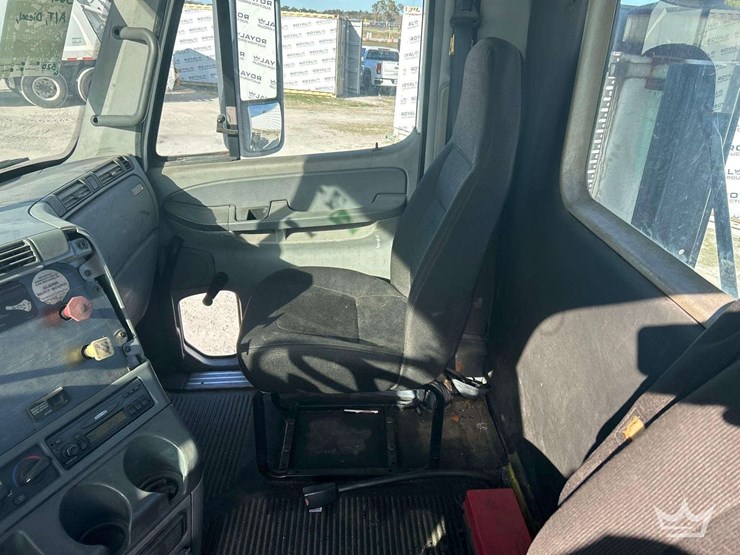 2007-freightliner-columbia-120-image-17