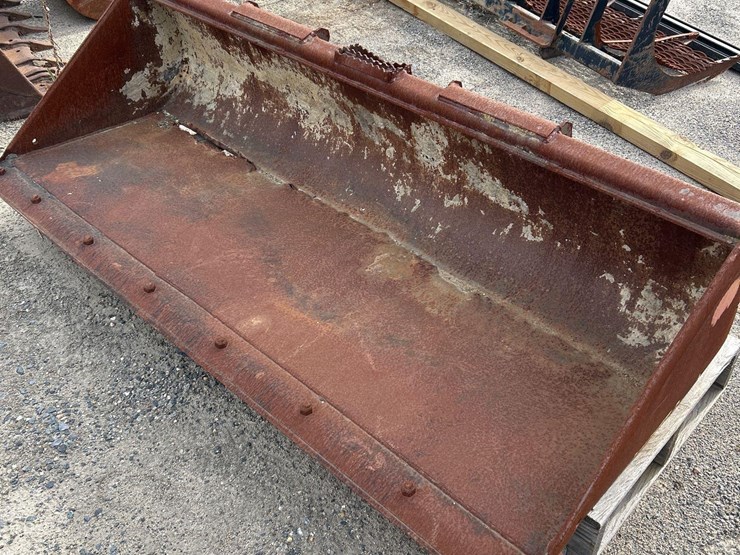 john-deere-c84-84in-skid-steer-bucket-image-1