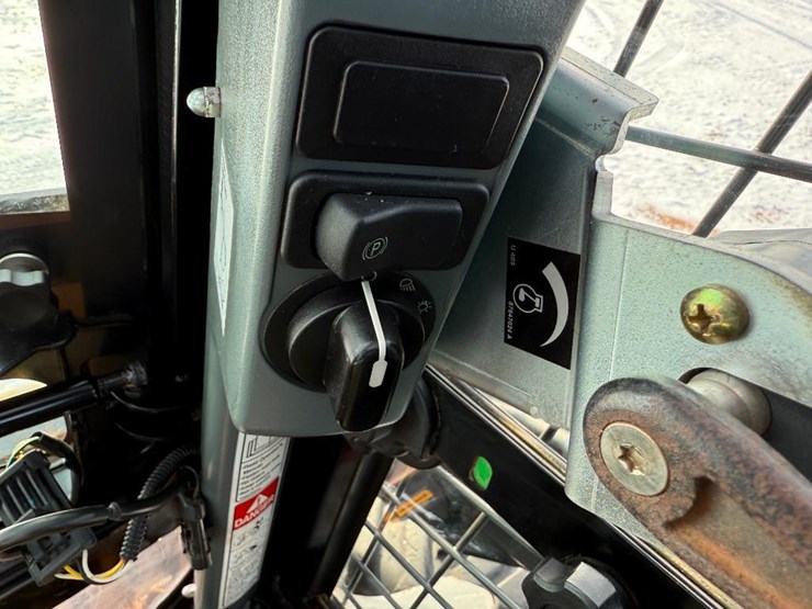 new-holland-l218-image-35