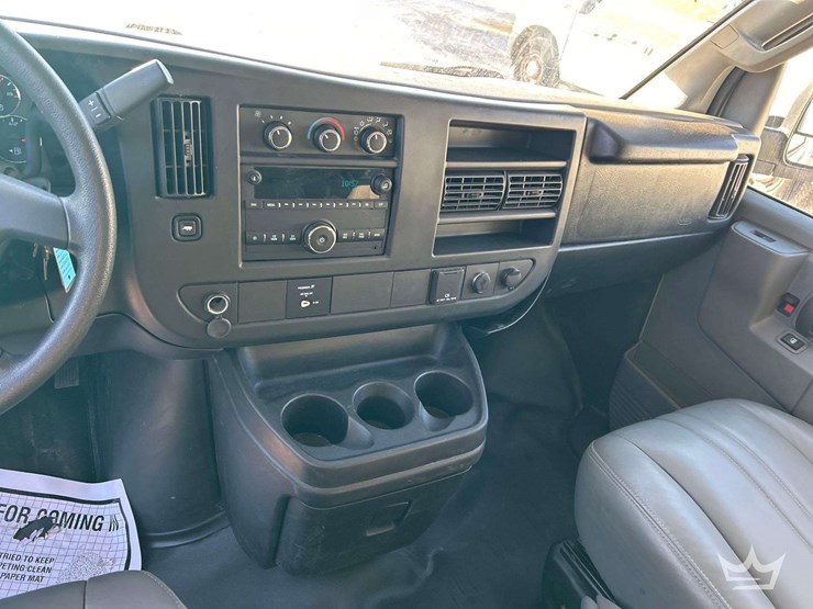 2023-chevrolet-express-2500-image-12