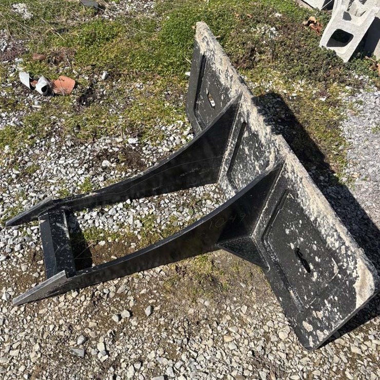 Rock Digger Skeleton Stump Bucket