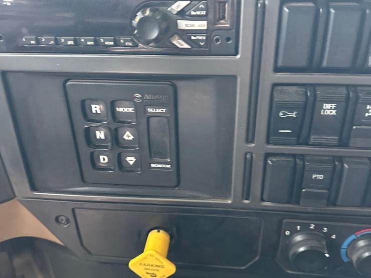 2020-mack-gr64f9-quad/a-dump-truck-image-25