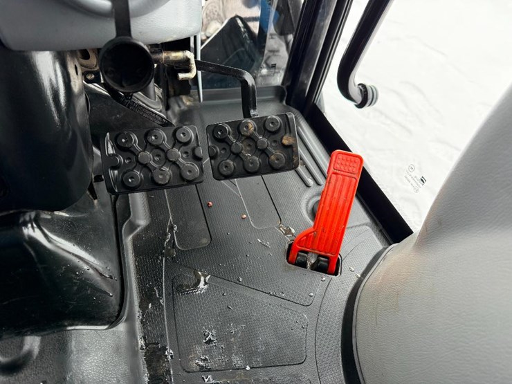 new-holland-boomer-37-image-58