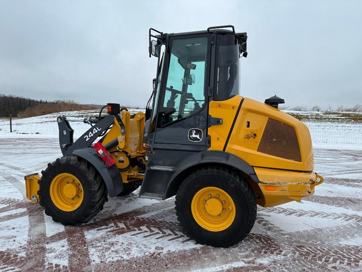 2019-deere-244l-image-6