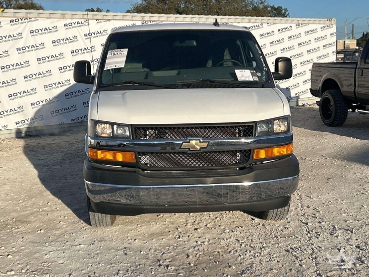 2023-chevrolet-express-2500-image-20