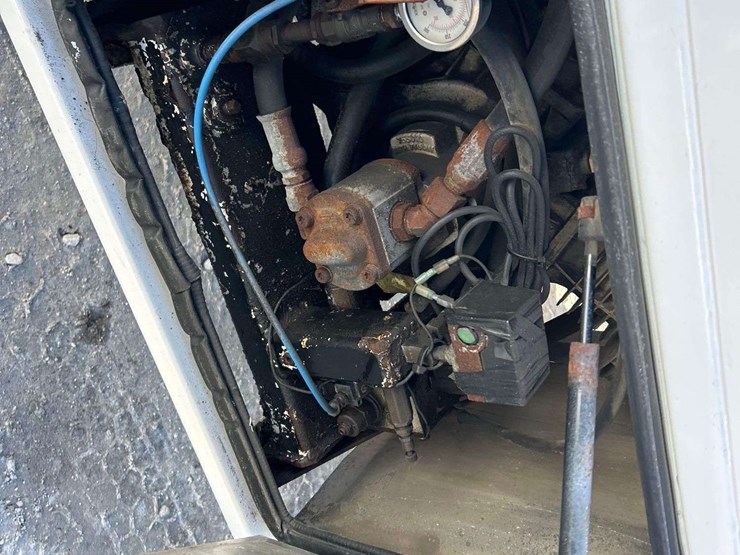 2017-freightliner-m2-106-image-28