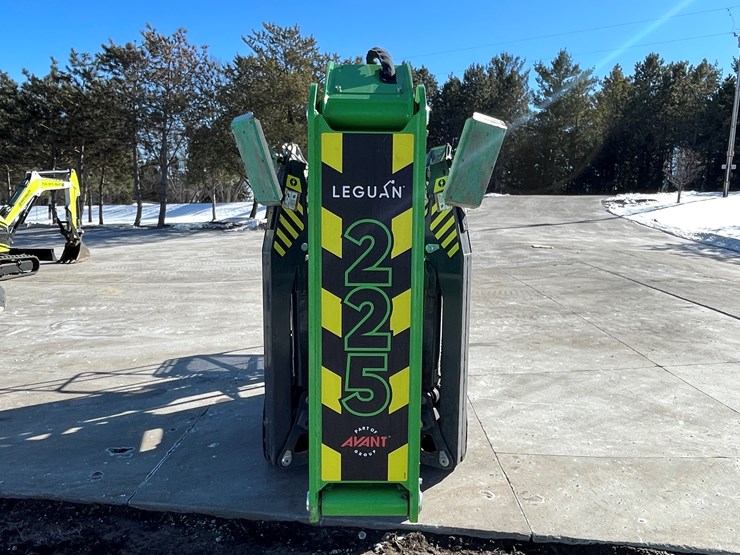 #103-•-2024-leguan-225-track-drive-articulating-boom-lift-image-7