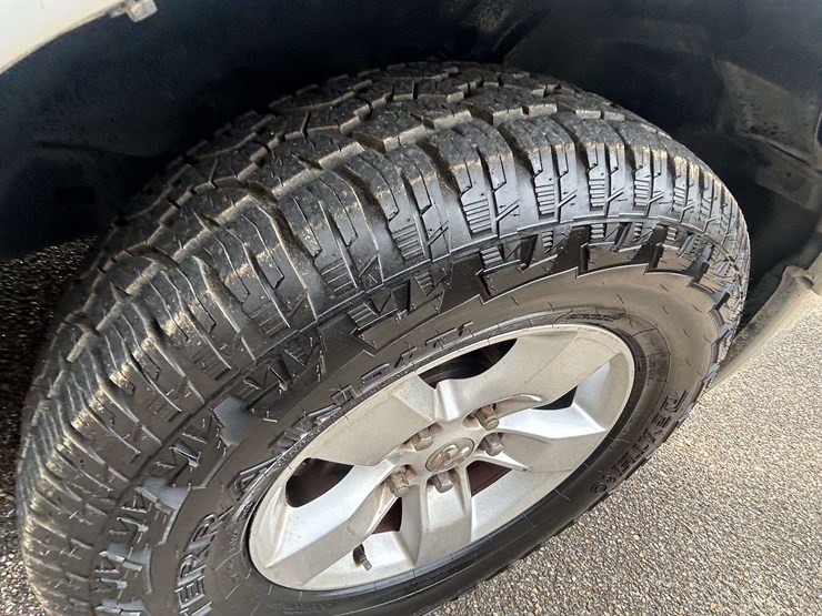 2016-ram-1500-slt-image-24