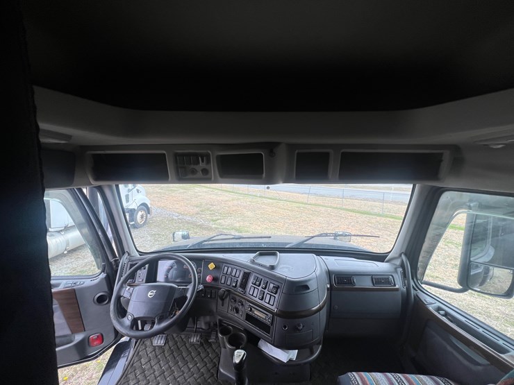 2012-volvo-vn-image-31