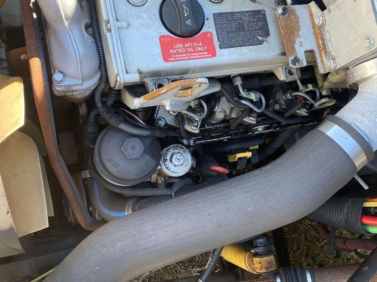 2005-freightliner-m2-106-image-7