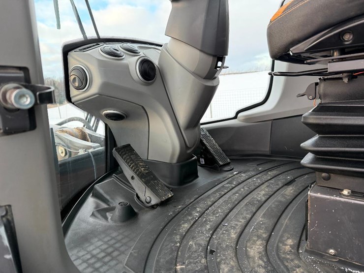 2023-case-621g-xr-image-59