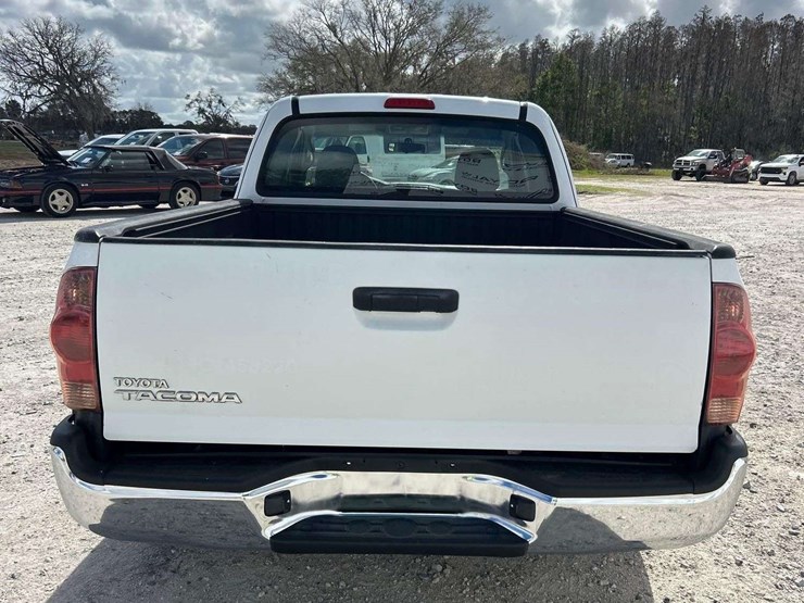 2015-toyota-tacoma-image-23