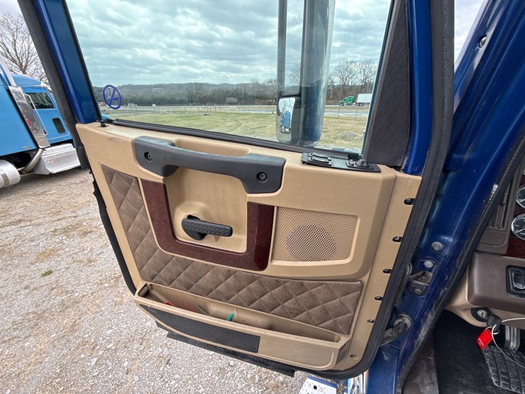 #30930-•-2012-freightliner-coronado-tandem-axle-truck-tract-image-25