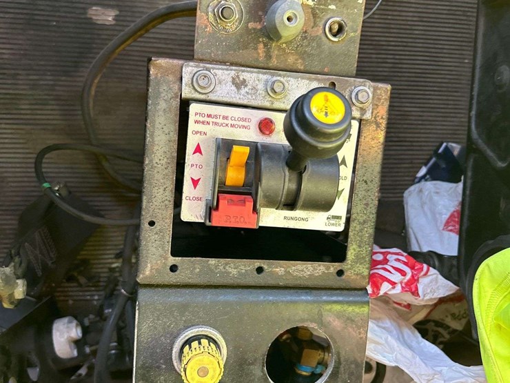 1995-peterbilt-379-image-21