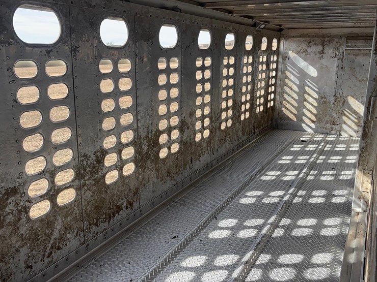 2018-wilson-livestock-trailer-image-27