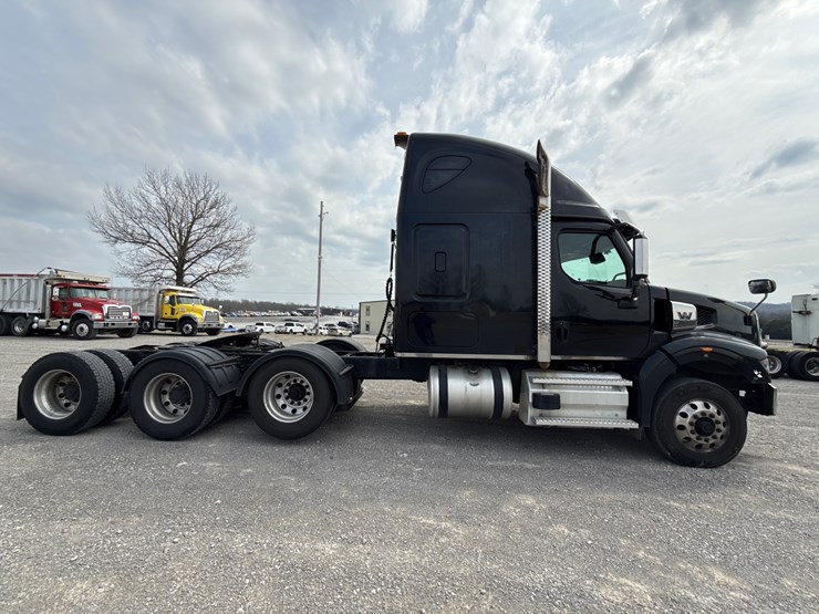 2022-western-star-49x-image-6